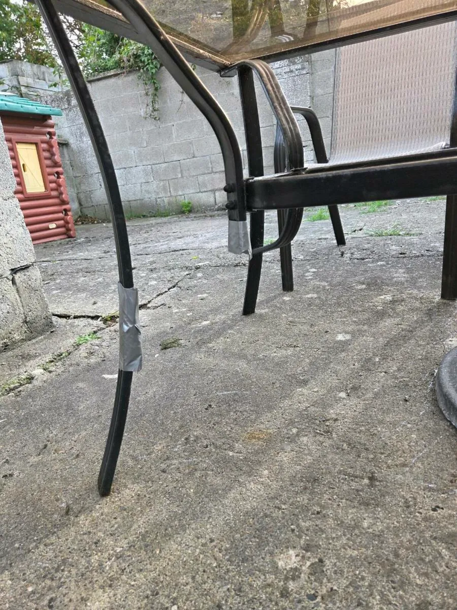 Table and chairs - Image 4