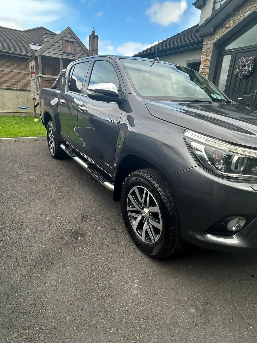 2017 Toyota Hilux Invincible Auto - Image 3