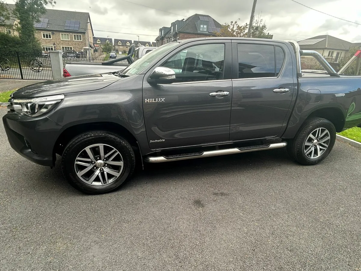 2017 Toyota Hilux Invincible Auto - Image 4