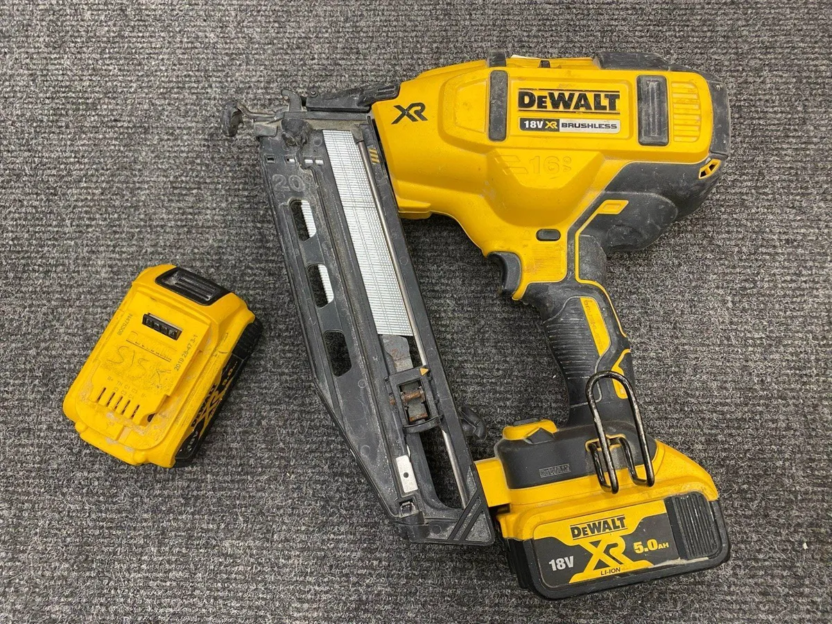 Dewalt DCN660 Nailer + 2x 5AH - Image 1