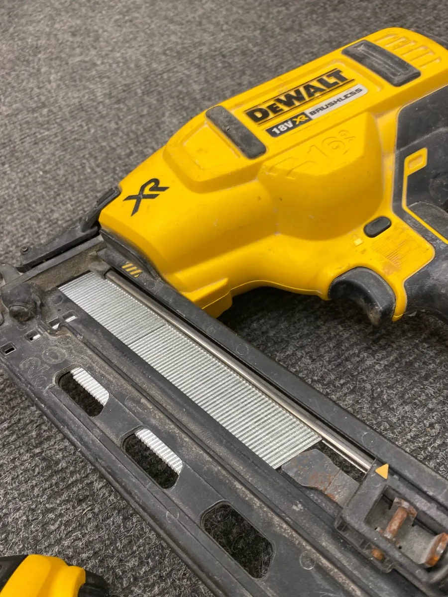 Dewalt DCN660 Nailer + 2x 5AH - Image 2