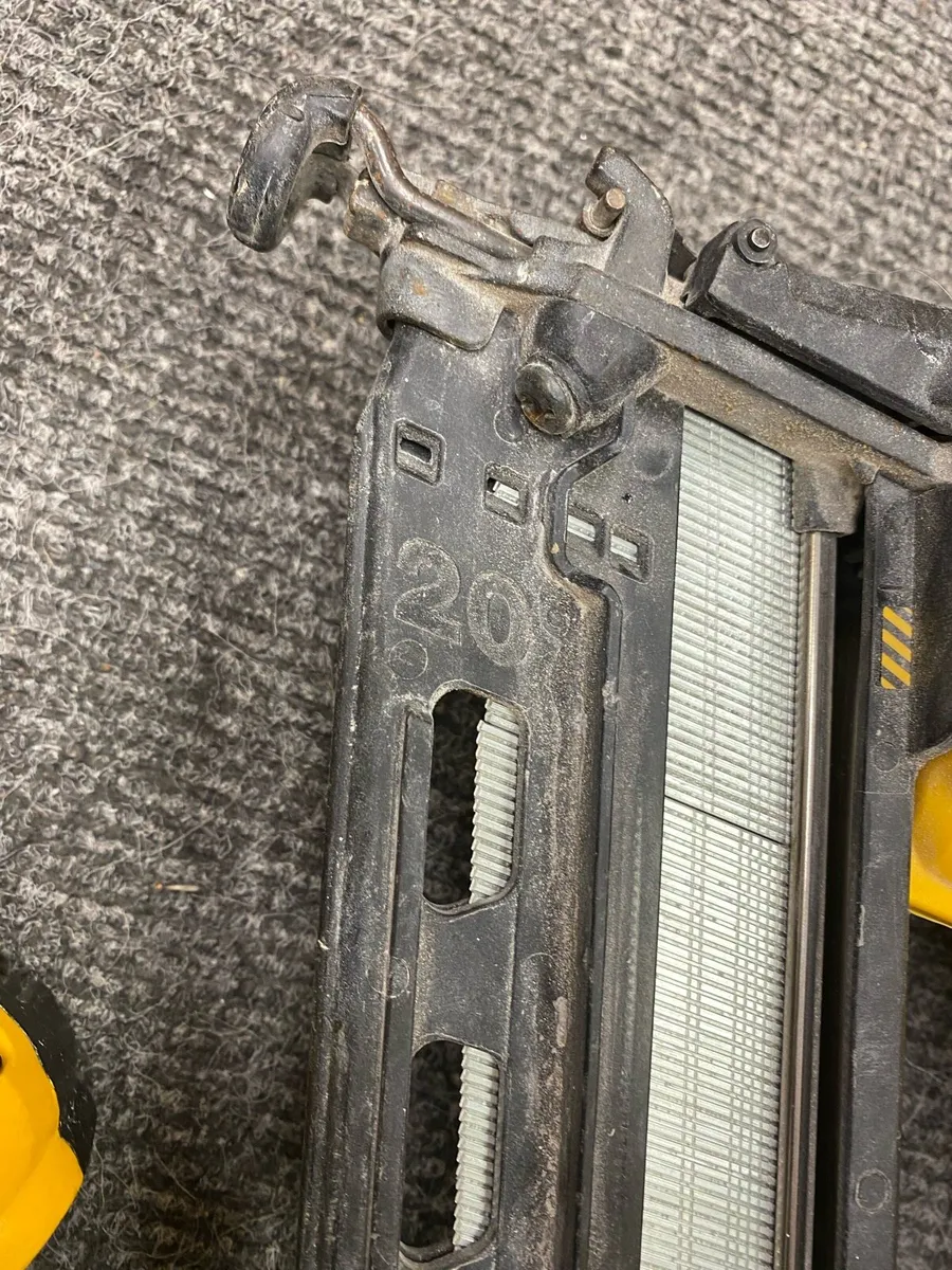 Dewalt DCN660 Nailer + 2x 5AH - Image 3