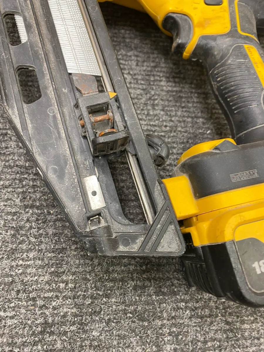 Dewalt DCN660 Nailer + 2x 5AH - Image 4