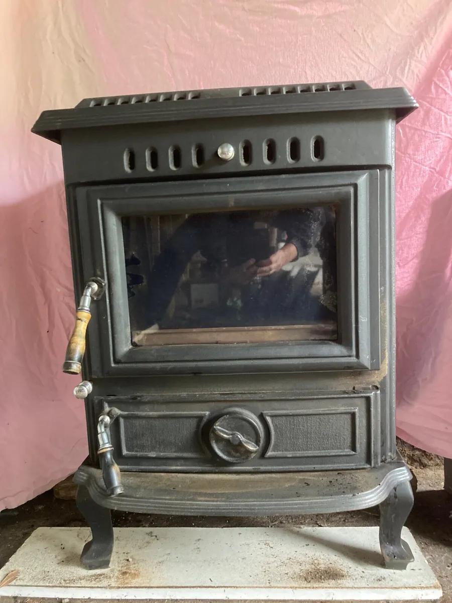 Solid fuel stoves - Image 1