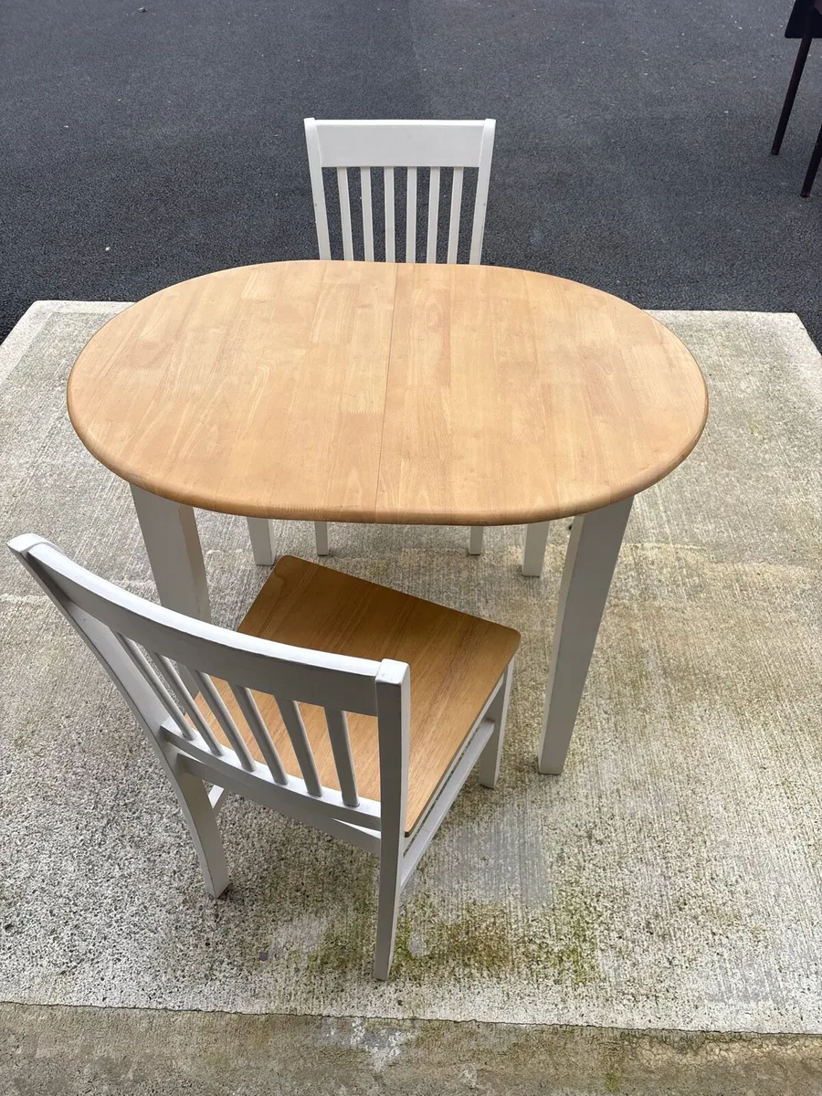 Table and chairs - Image 1