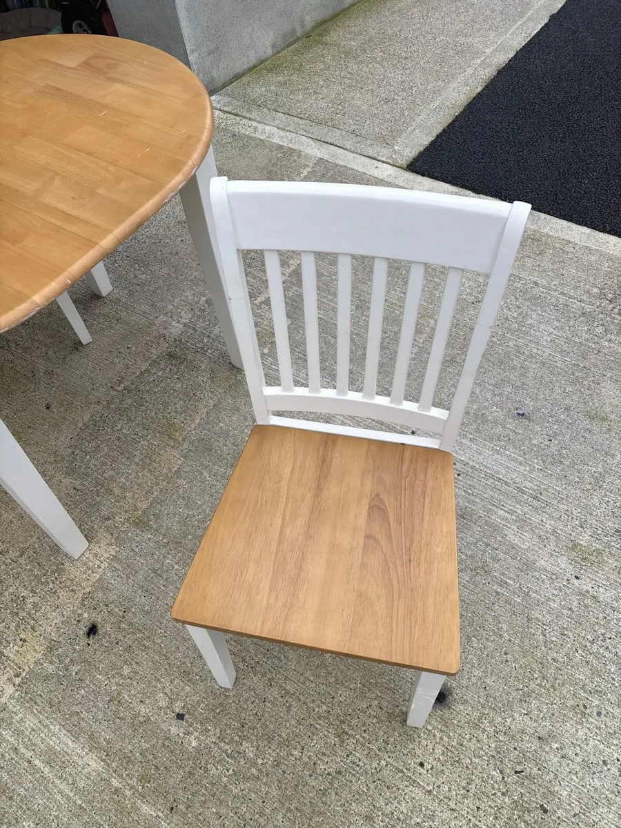 Table and chairs - Image 2