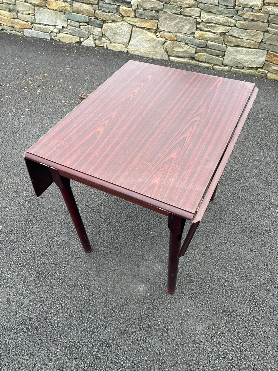 Table and chairs - Image 1