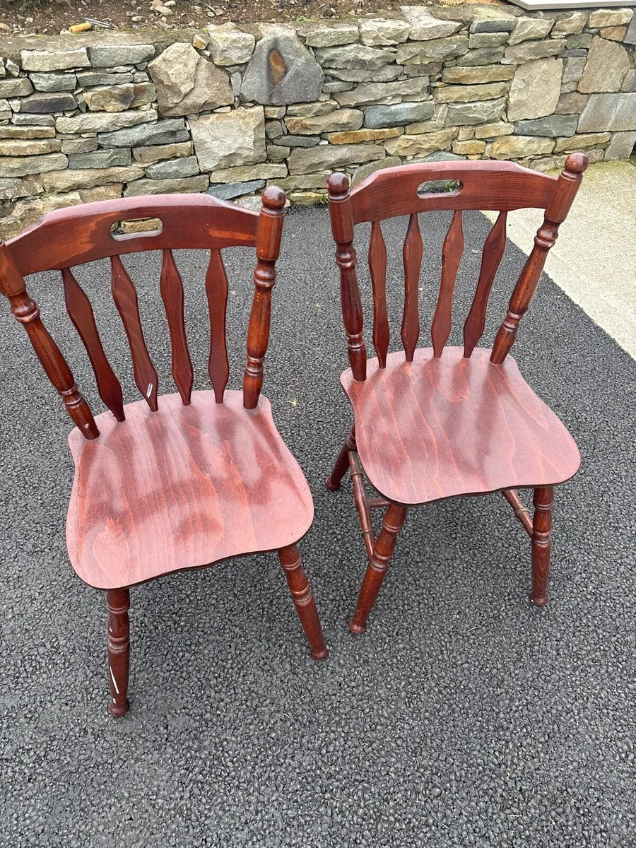 Table and chairs - Image 2