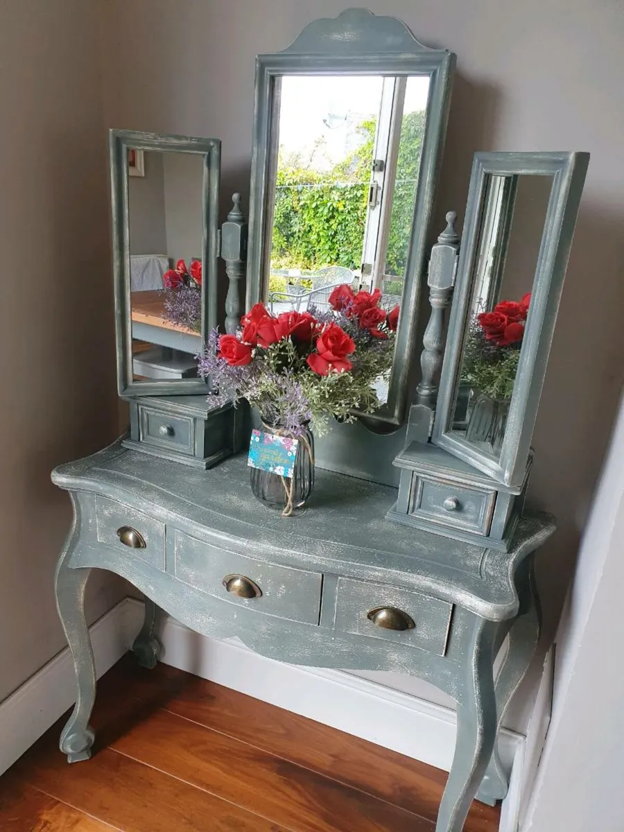 Dressing table - Image 1