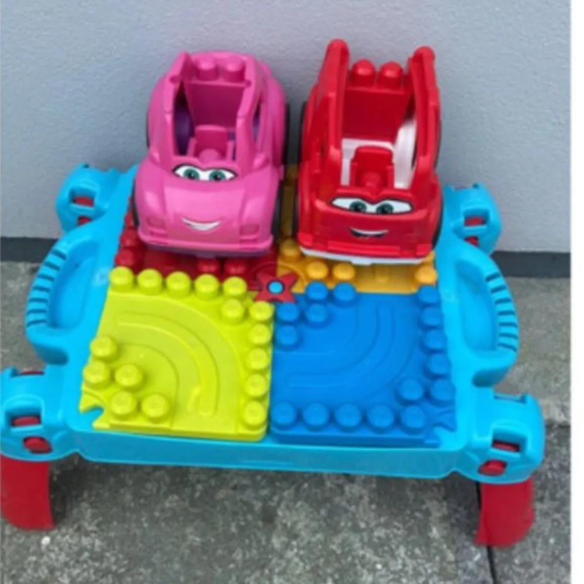 Free megablocks table and cars no blocks - Image 1