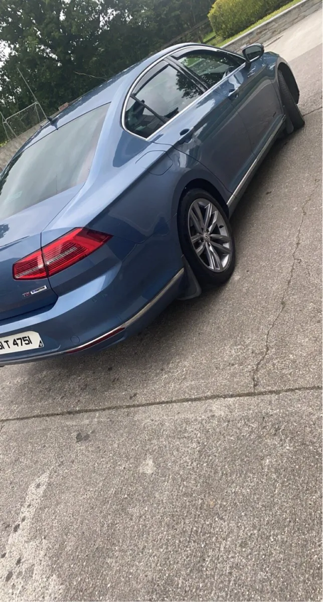 2015 Volkswagen Passat GT - Image 2