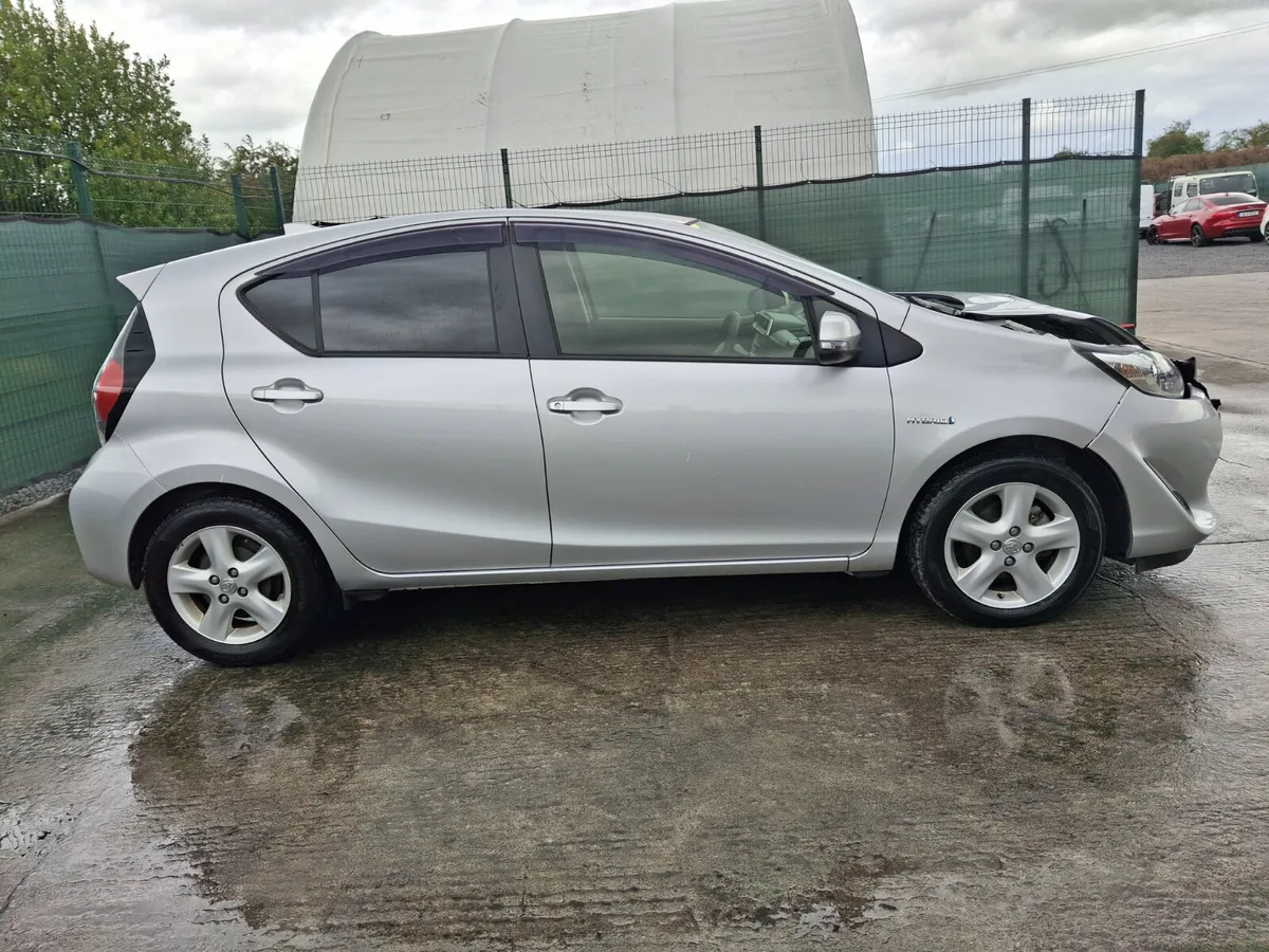 182 Toyota Aqua 1.5 Hybrid - Image 2