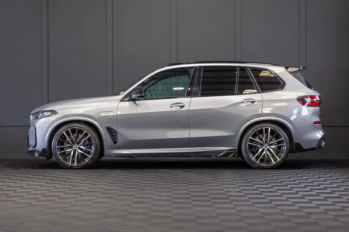 2025 BMW X5 X-Drive 50e M-Sport - Image 3
