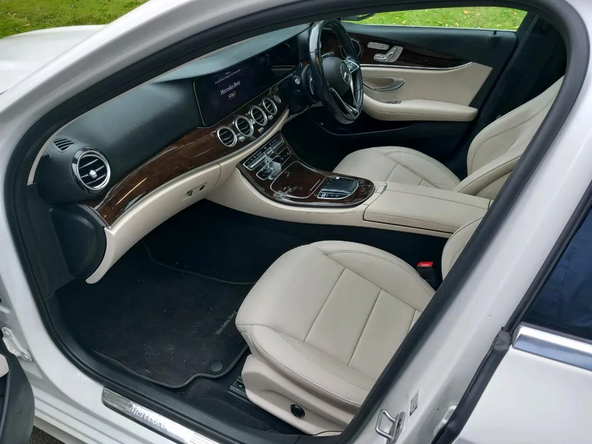 mercedes e300d hybrid 212 pan roof 60kms - Image 4
