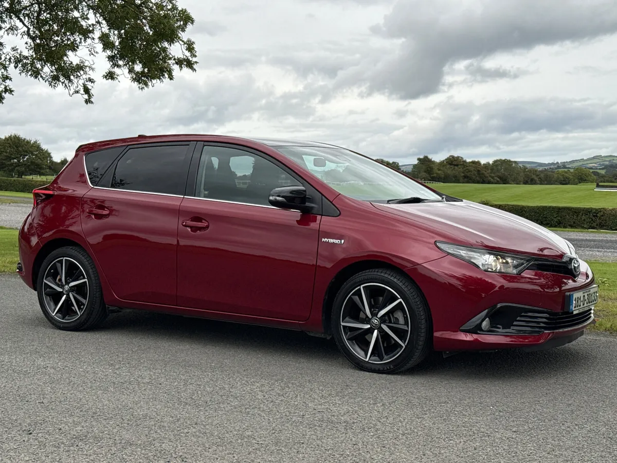Toyota Auris 2018 hybrid Luna sport tiny mileage - Image 2