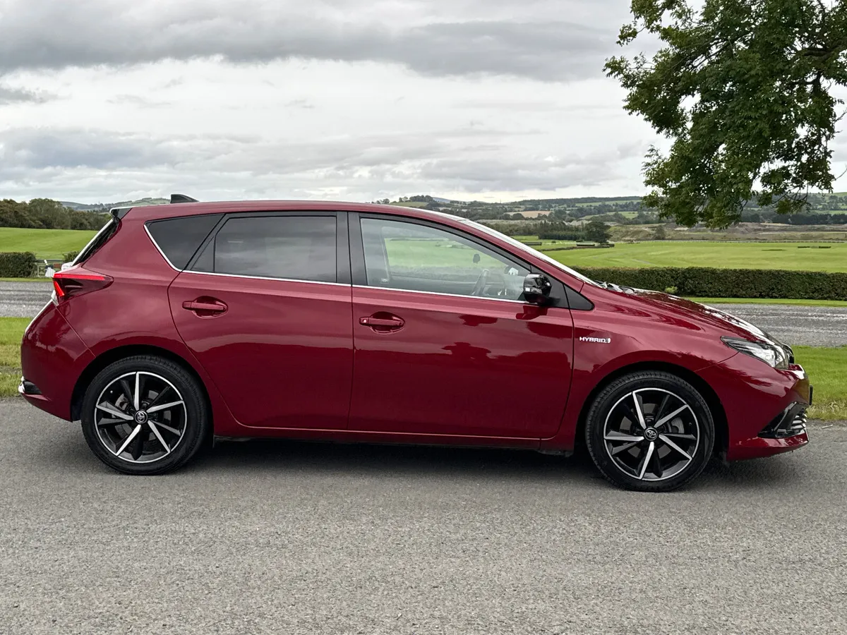 Toyota Auris 2018 hybrid Luna sport tiny mileage - Image 3