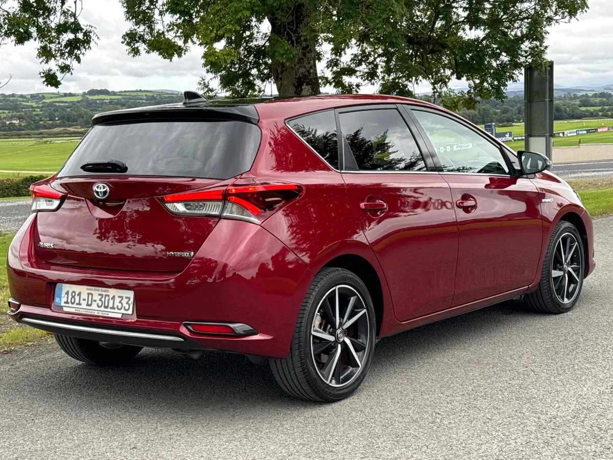 Toyota Auris 2018 hybrid Luna sport tiny mileage - Image 4