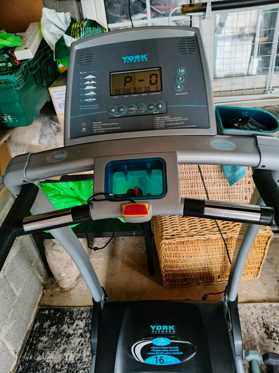 York T201 Treadmill - Image 4