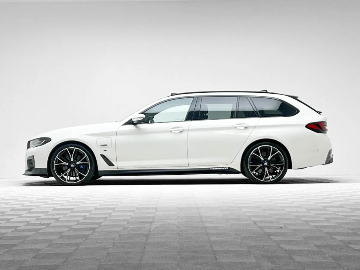 BMW 5-Series 530E TOURING M SPORT PRO *HUGE SPEC* - Image 4