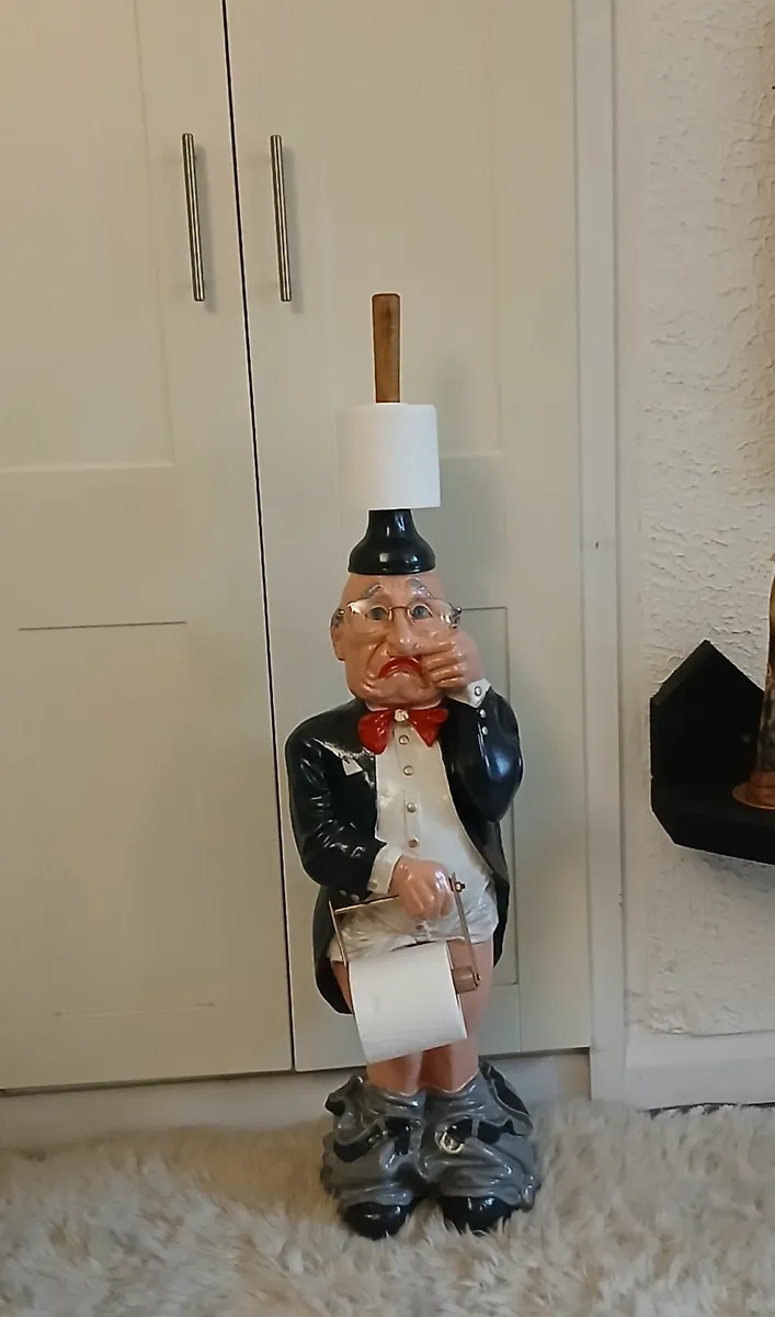 Vintage Large Figurine Butler Toilet Roll Holder. - Image 3