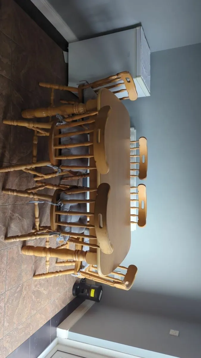 Table and chairs - Image 1