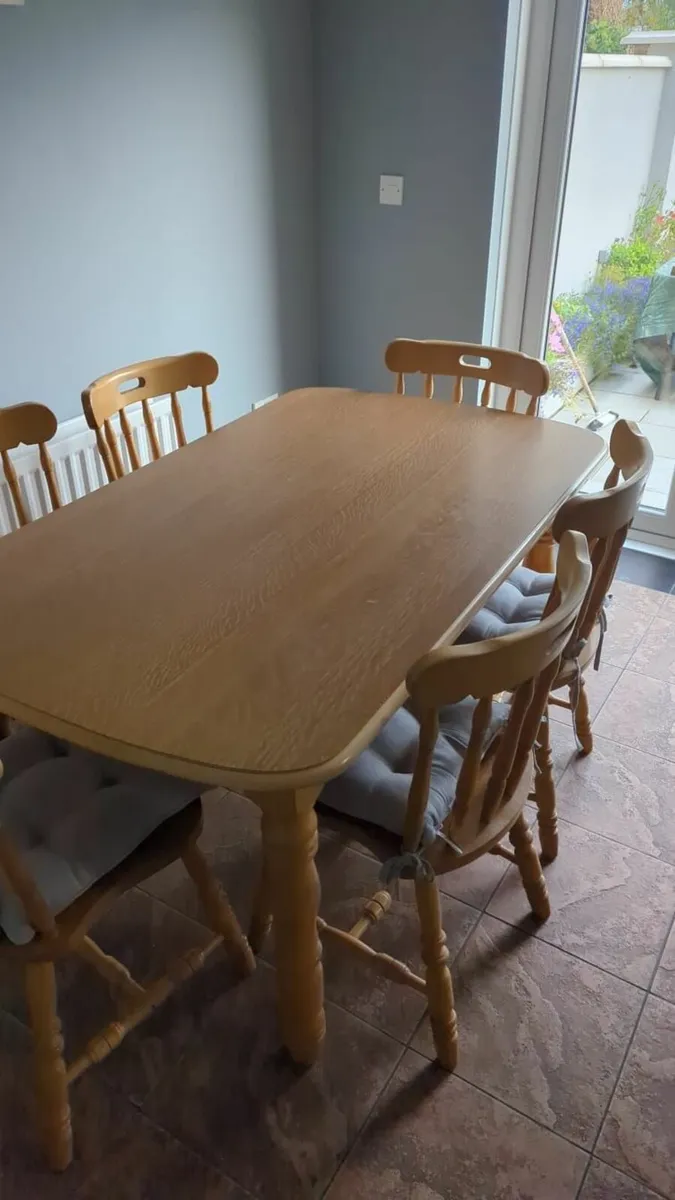 Table and chairs - Image 2
