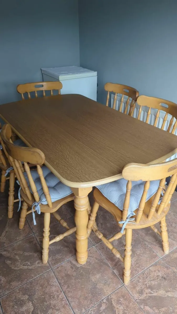 Table and chairs - Image 3