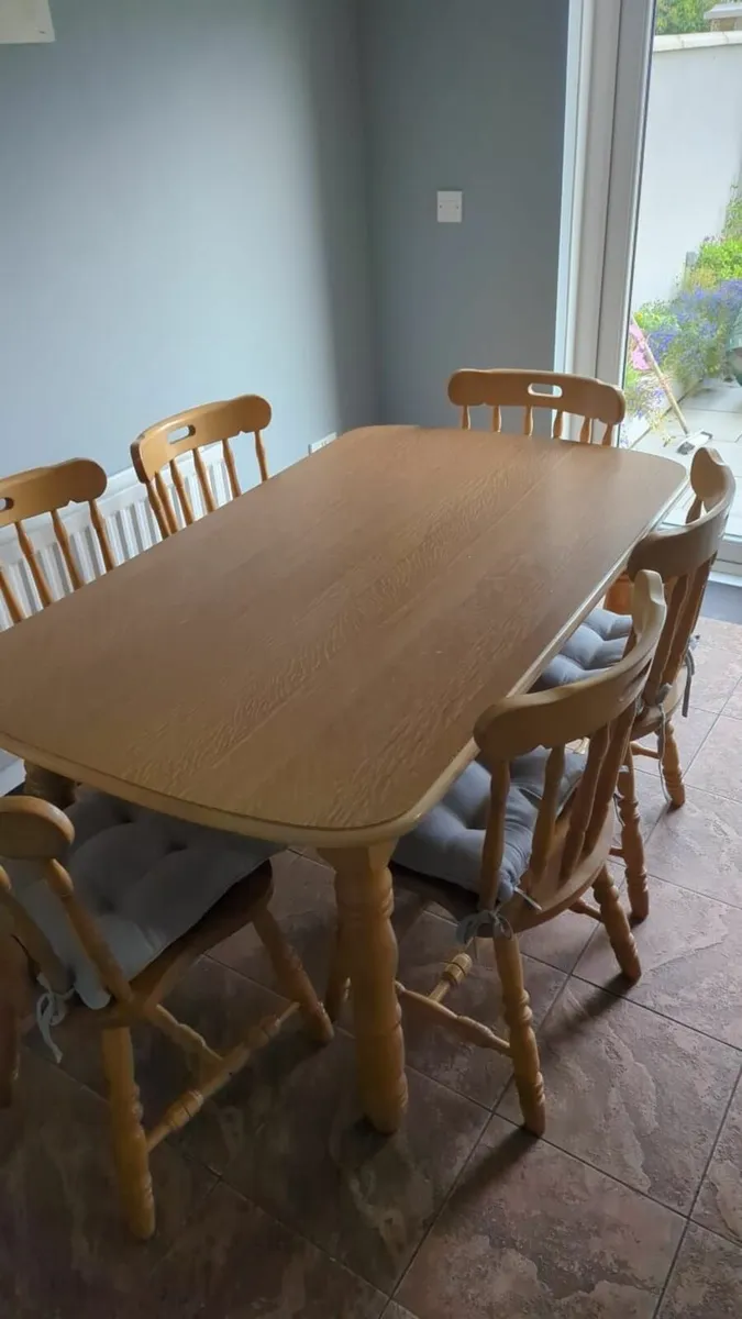 Table and chairs - Image 4