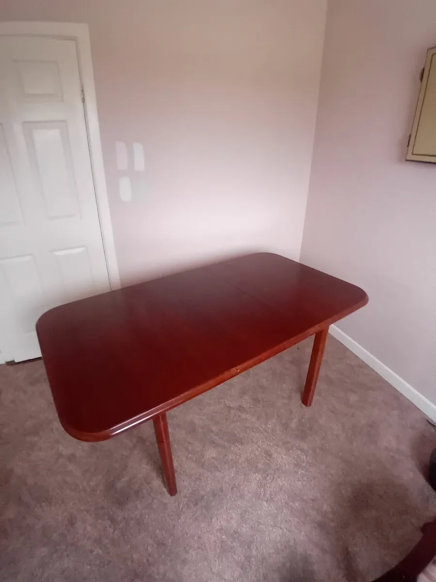 Table & Chairs - Image 4