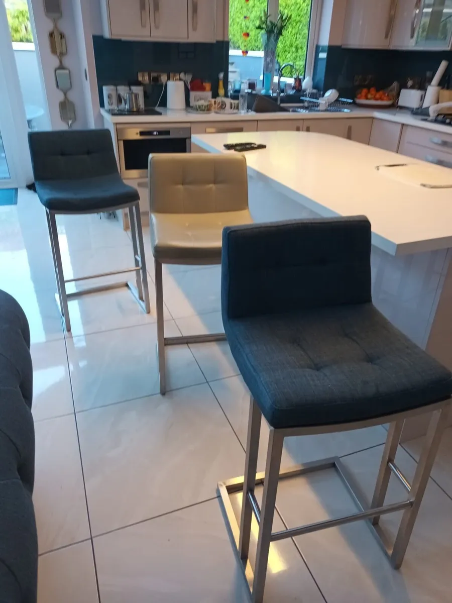 Dining chairs and high-stools - Image 1