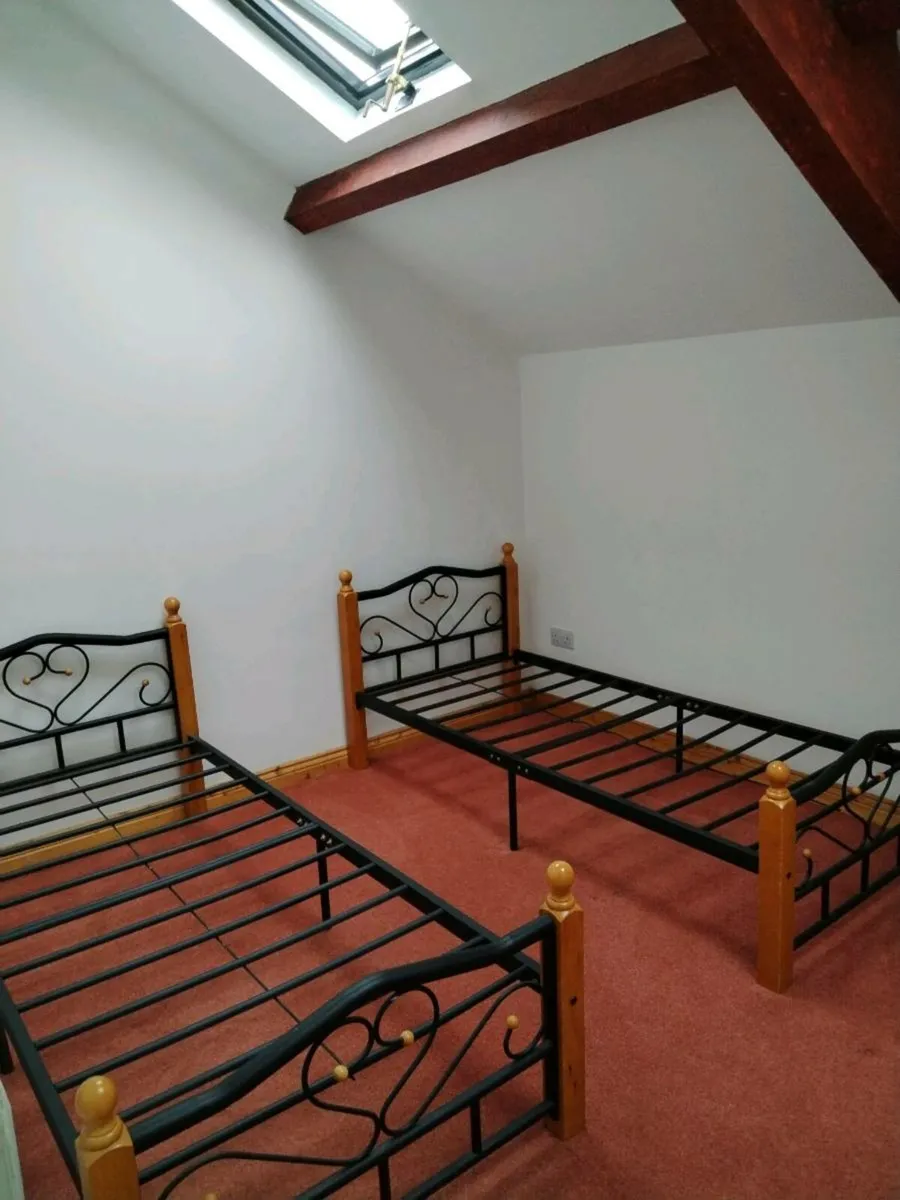 Single bed - Image 1