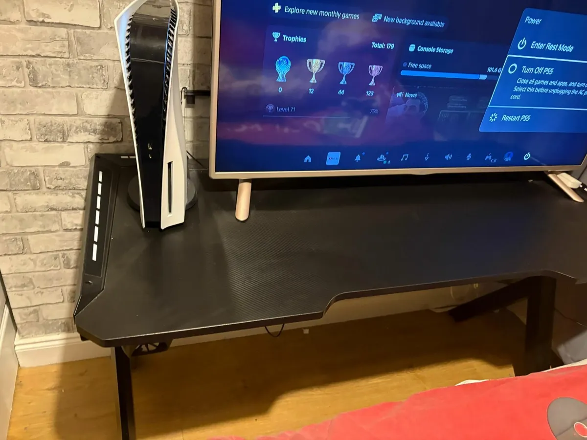 Boy's Ps desk - Image 1