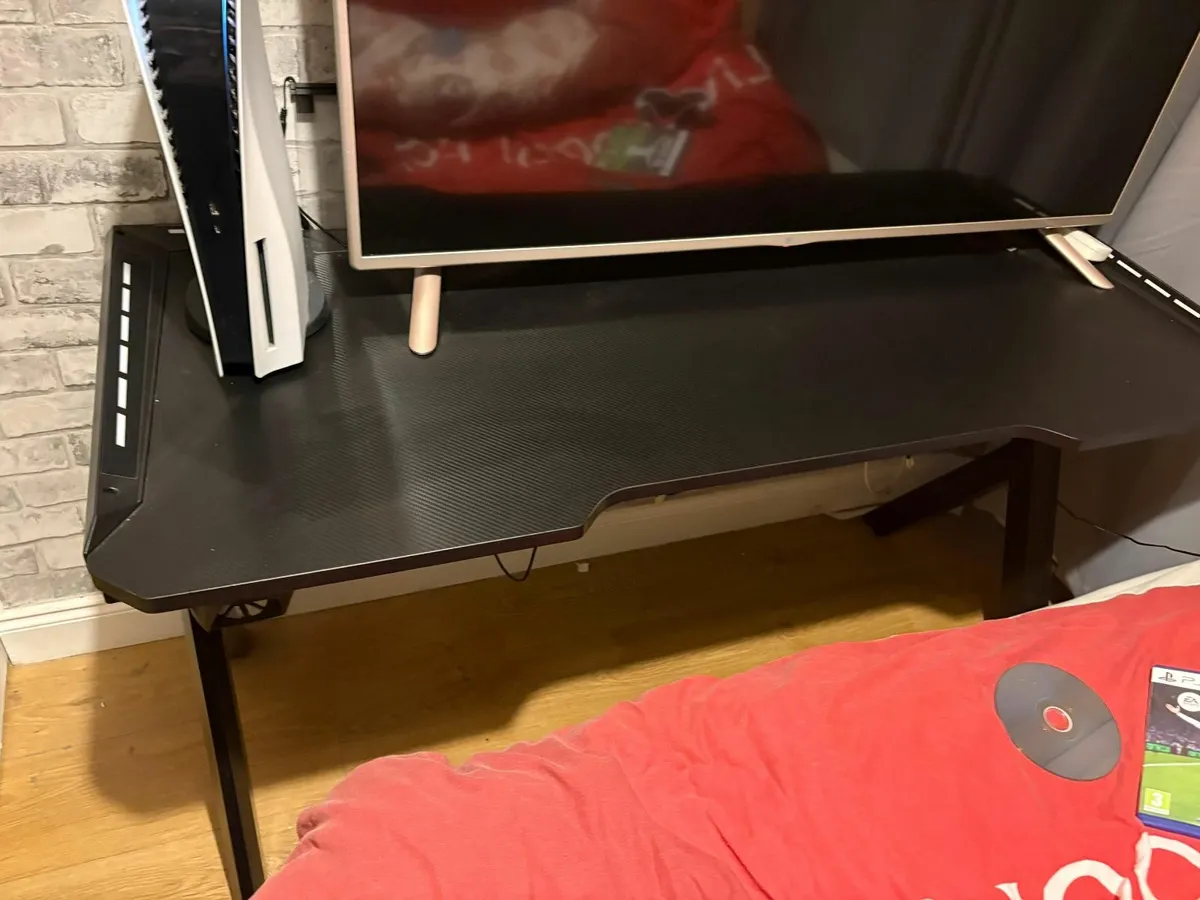 Boy's Ps desk - Image 2