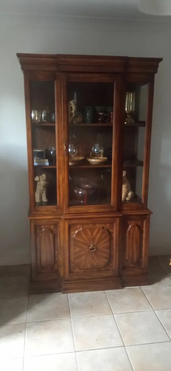 Vintage/Retro Display Cabinet With Lighting - Image 1