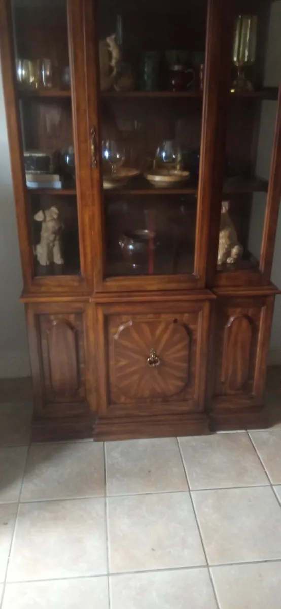 Vintage/Retro Display Cabinet With Lighting - Image 2