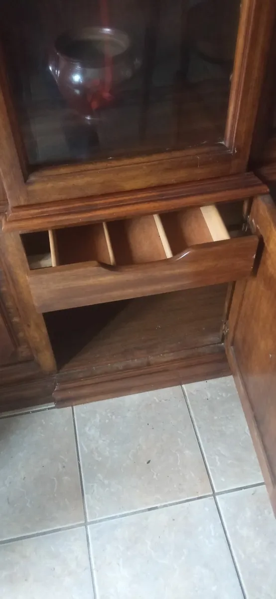 Vintage/Retro Display Cabinet With Lighting - Image 3