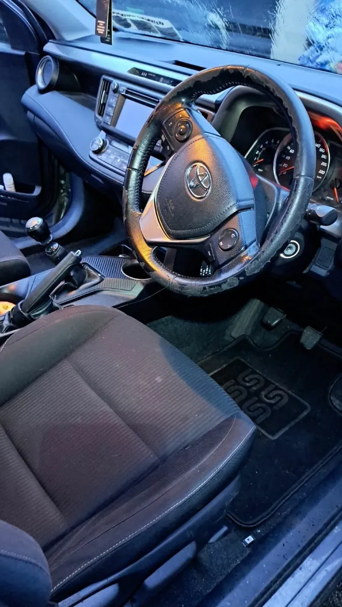 Toyota RAV4 2015 - Image 2