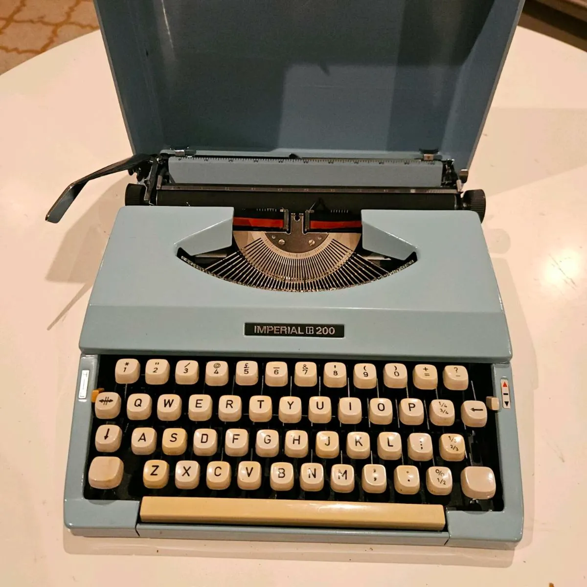 Imperial 200 vintage typewriter - Image 1