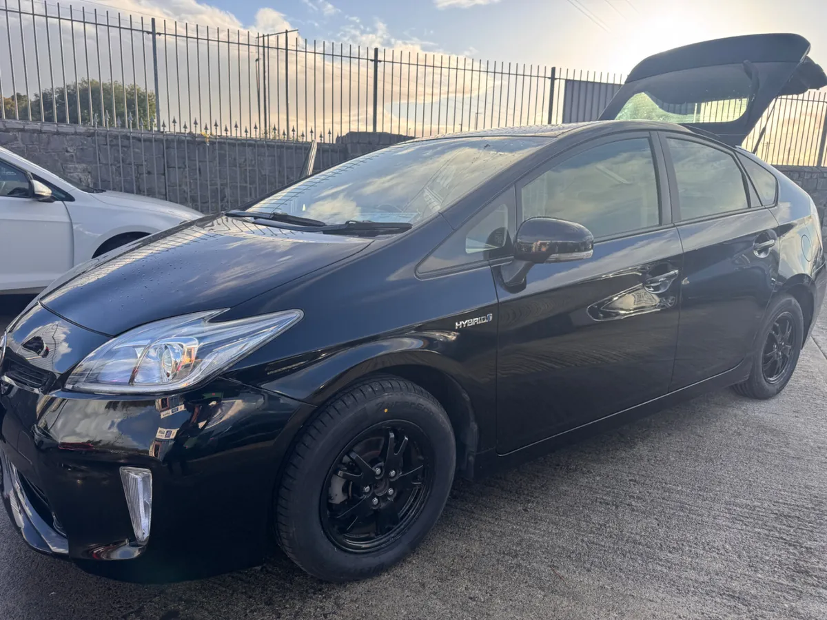 Toyota Prius 2015 - Image 2