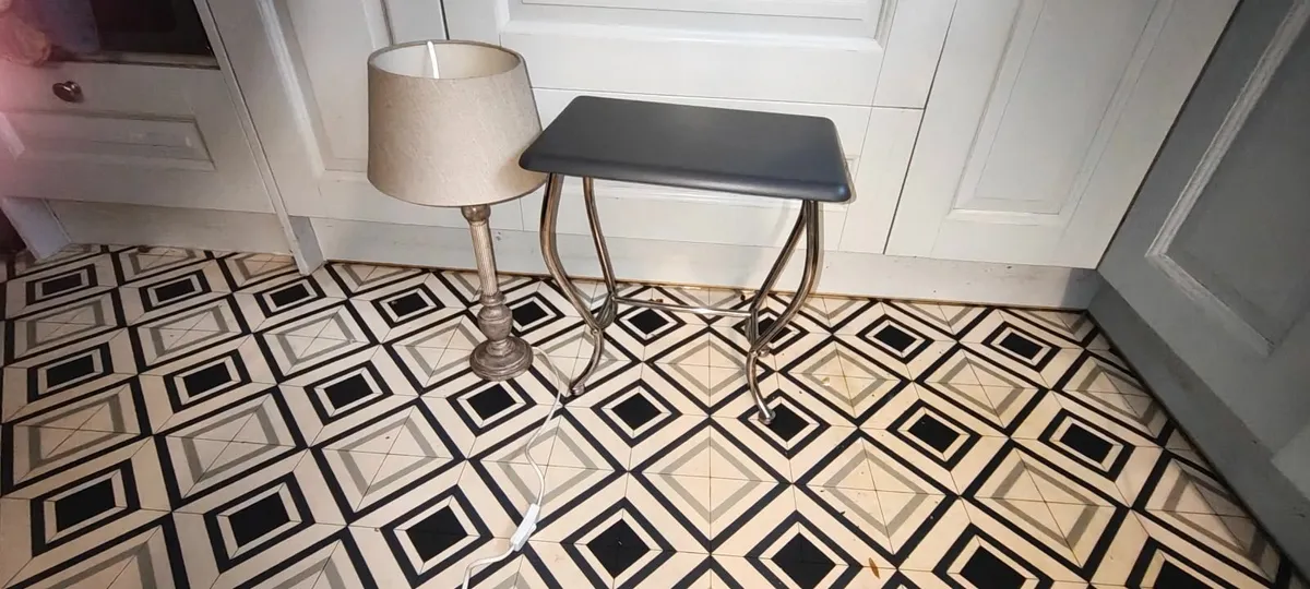 Small table and table lamp - Image 2