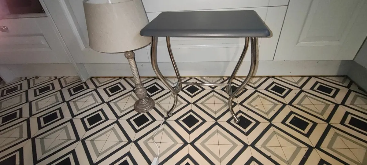 Small table and table lamp - Image 3