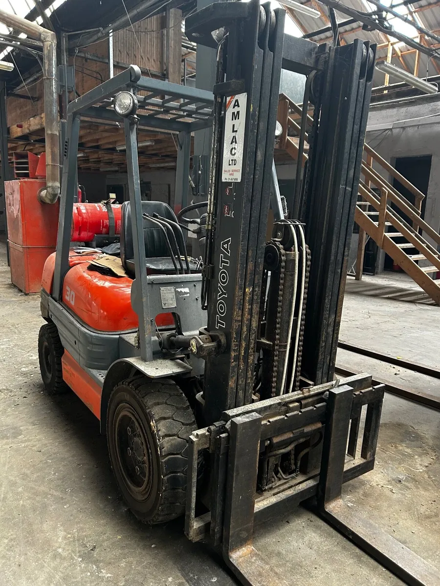Forklift - Image 2