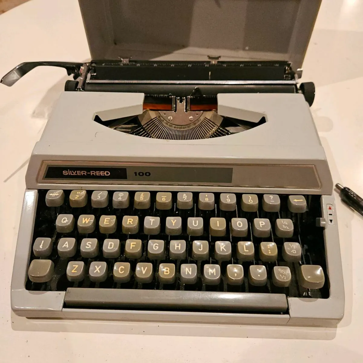 Silver Reed 100 typewriter - Image 1