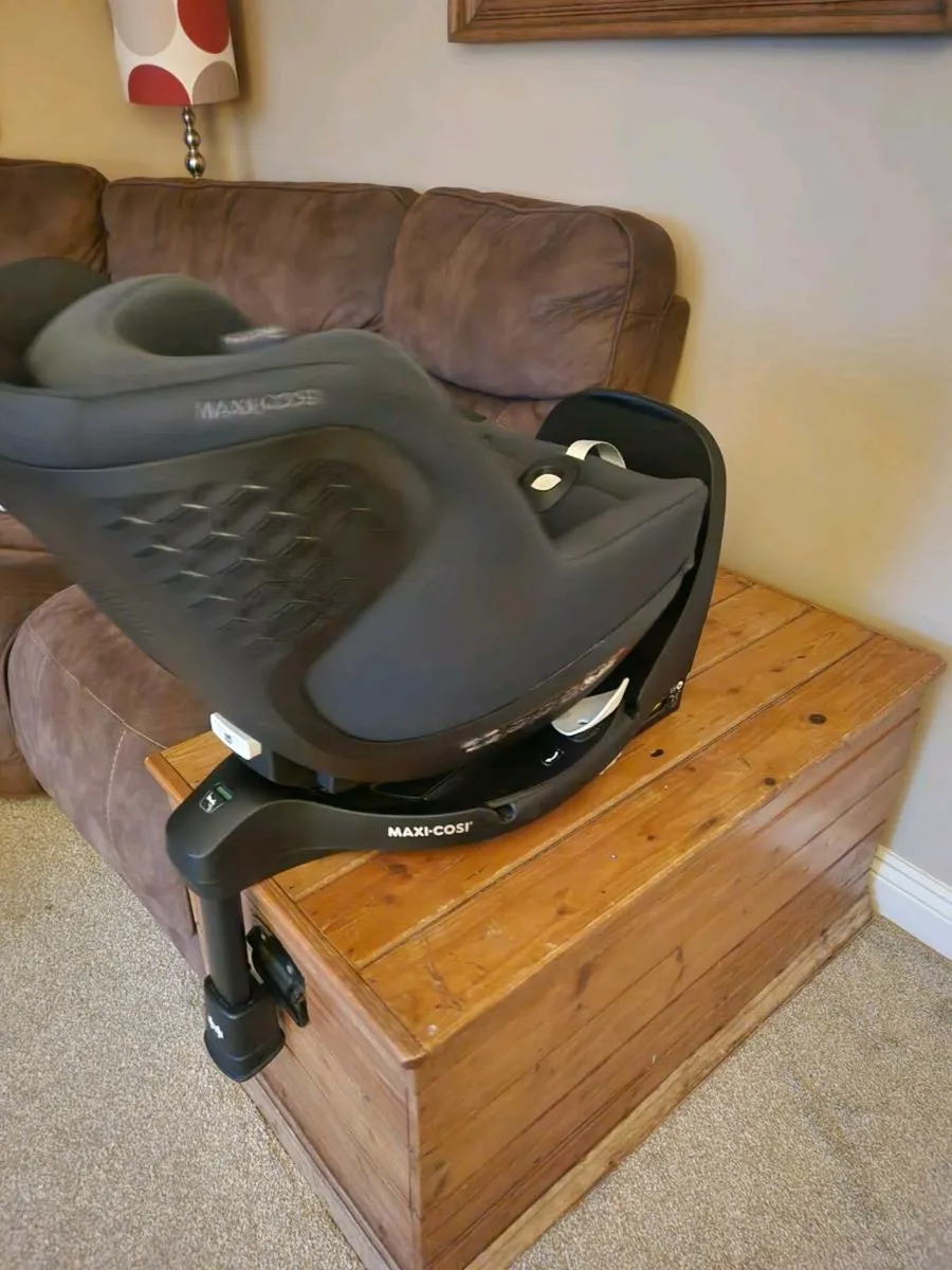 Maxi cosi 360 Pearl and base - Image 1