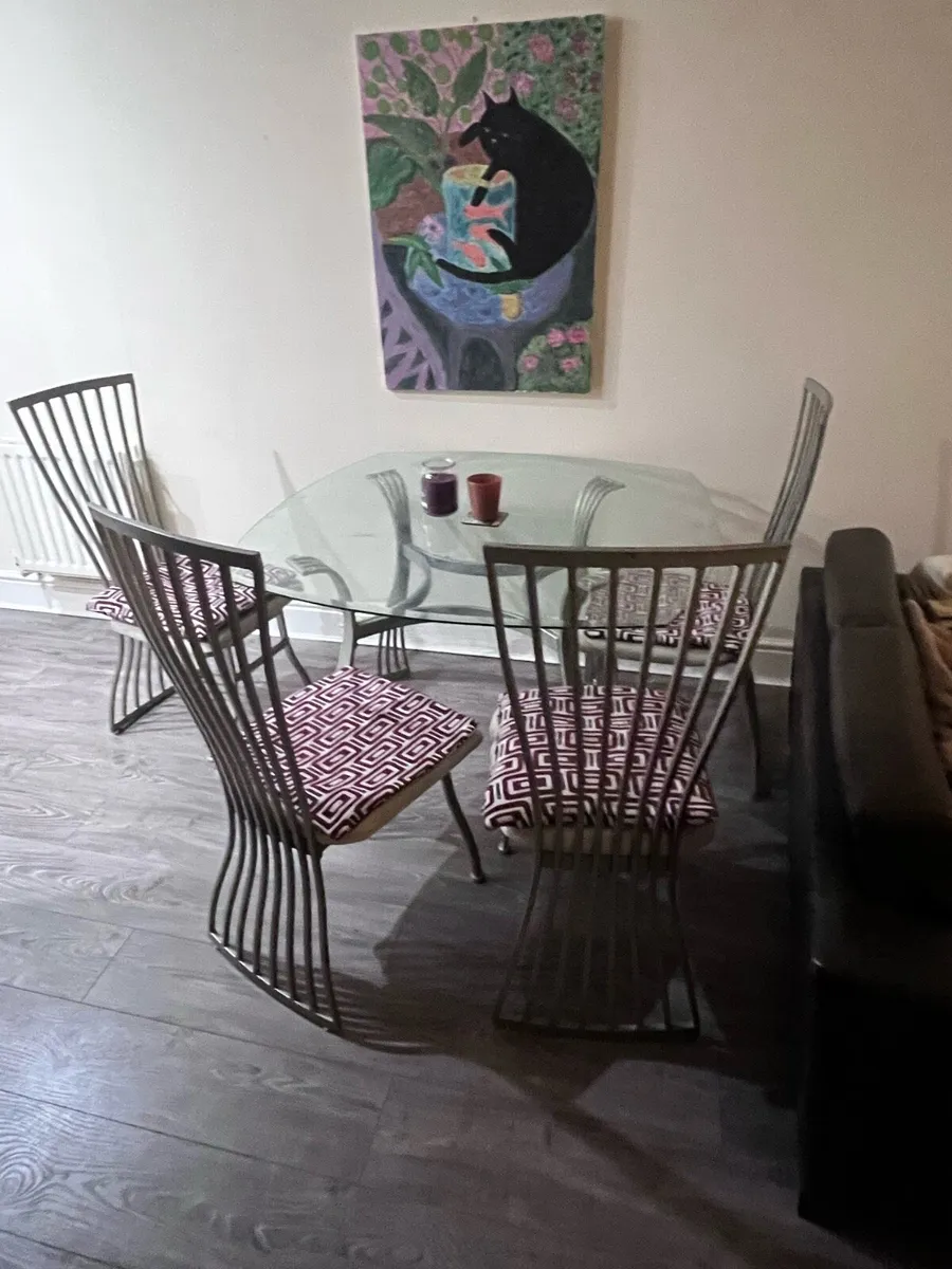 Table with 4 chairs - Image 1