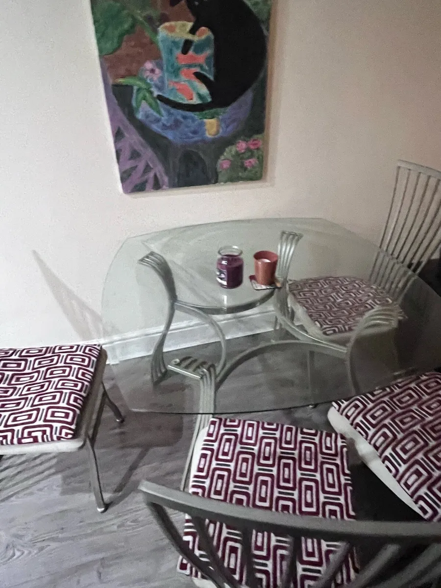 Table with 4 chairs - Image 2