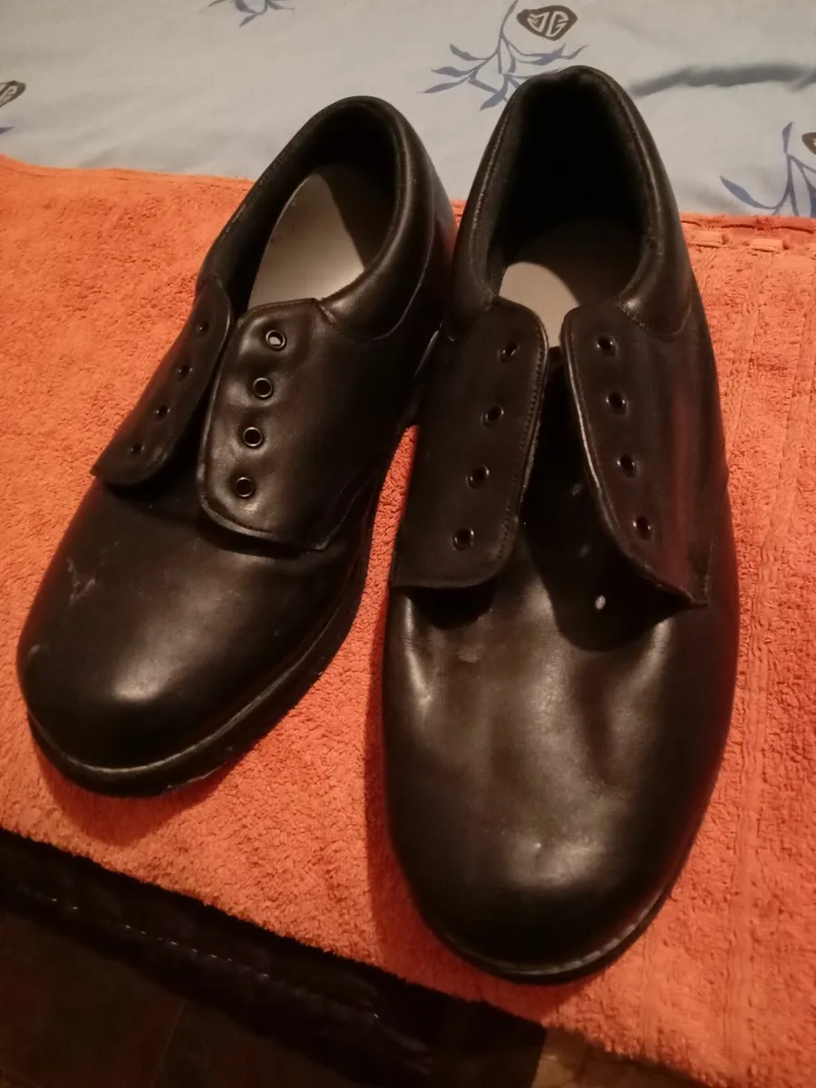Ipair of mens shoes - Image 1