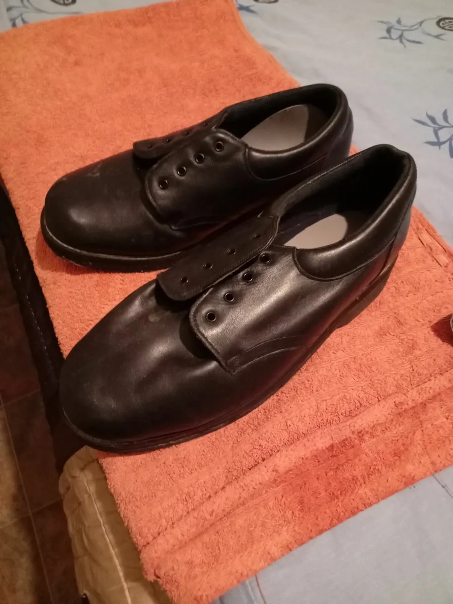 Ipair of mens shoes - Image 2