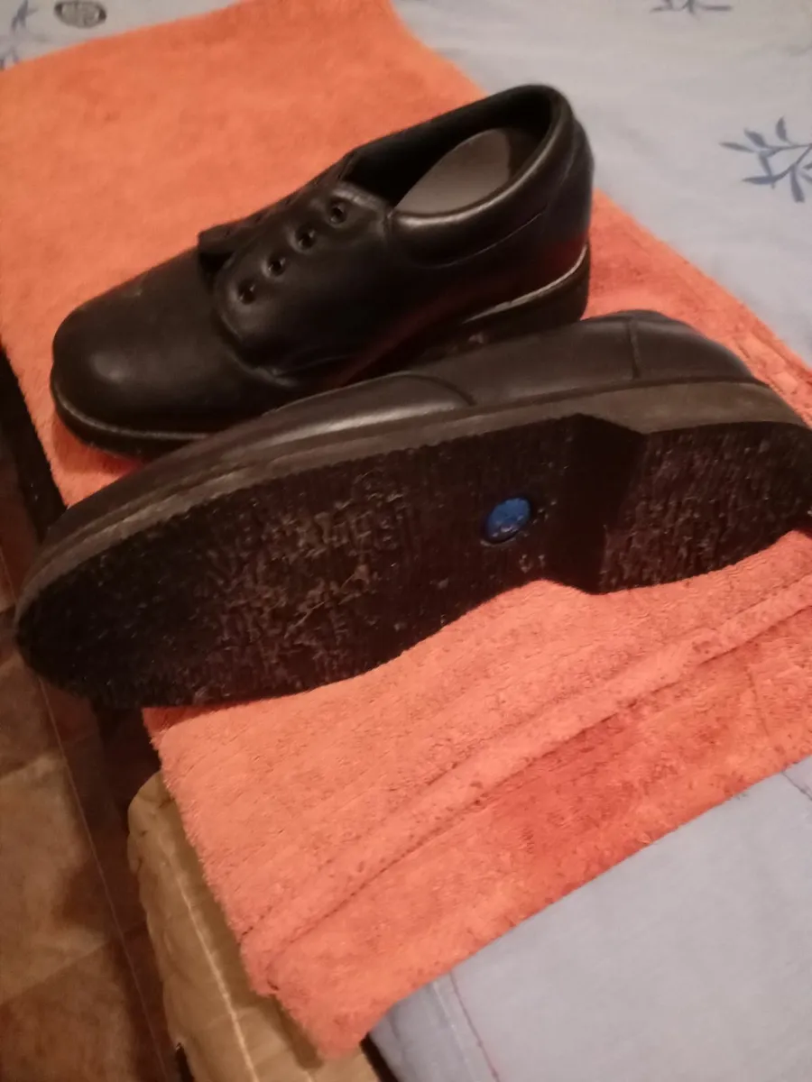 Ipair of mens shoes - Image 3