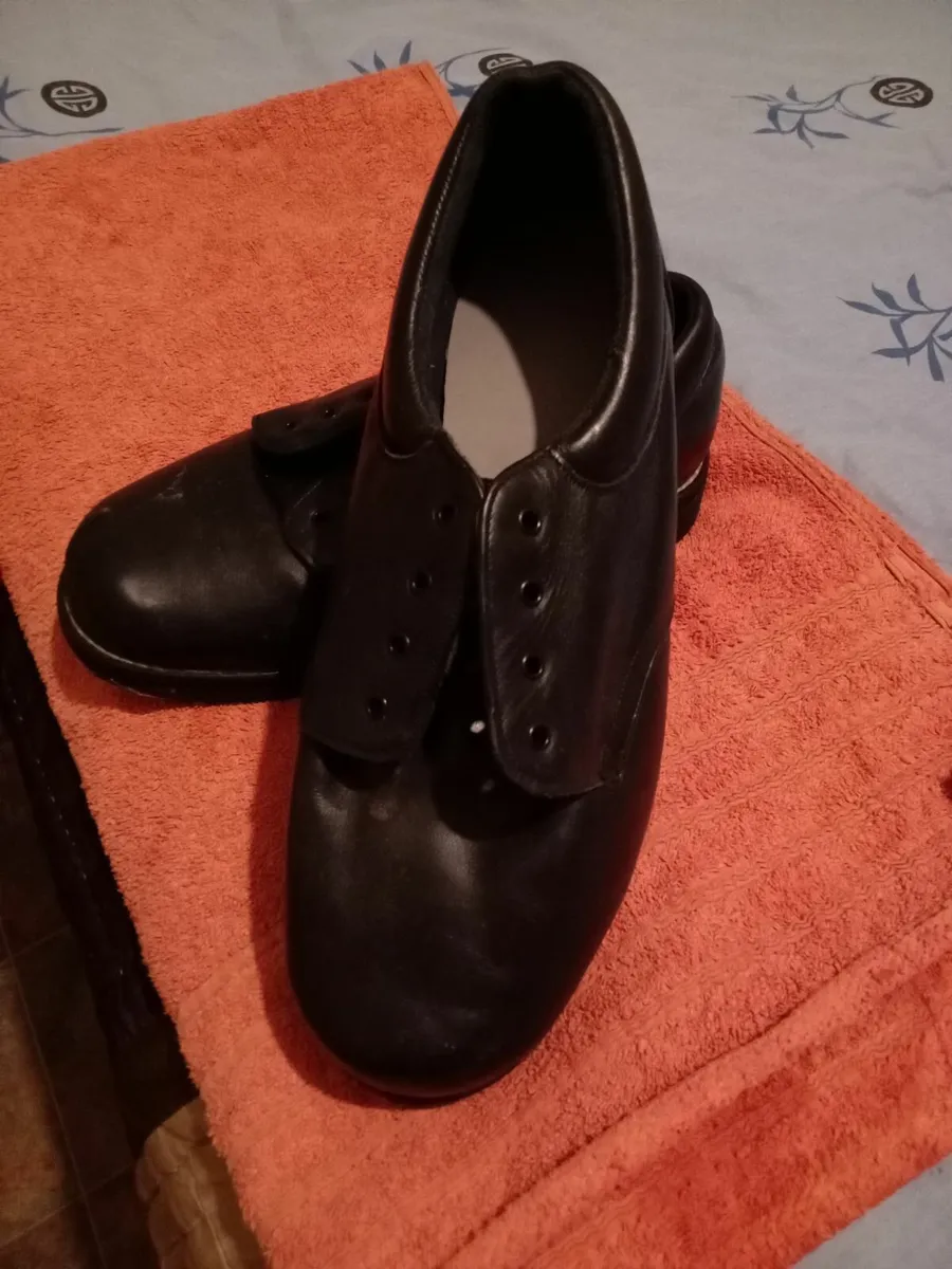 Ipair of mens shoes - Image 4